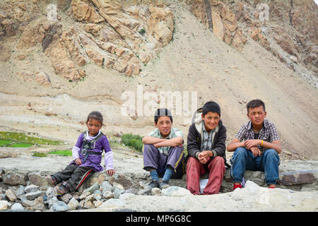 Ladakh, Indien - May 18, 2015. Tibetische Kinder sitzen auf der Straße in Ladakh, Indien. Stockfoto