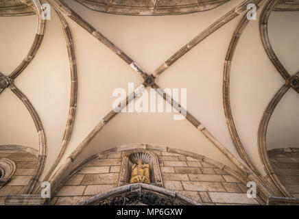 Innenhof und gewölbte Korridor Decke in der Altstadt von Dubrovnik, Kroatien Stockfoto