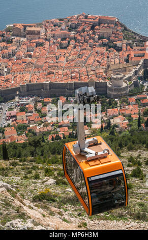 Dubrovnik Seilbahn, eine beliebte Touristenattraktion, die auf einem Hügel über dem historischen alten Stadtmauer, Kroatien Stockfoto