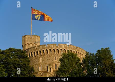 Royal Standard fliegt über Windsor Castle während der königlichen Hochzeit von Meghan Markle und Prinz Harry. Blauer Himmel Stockfoto