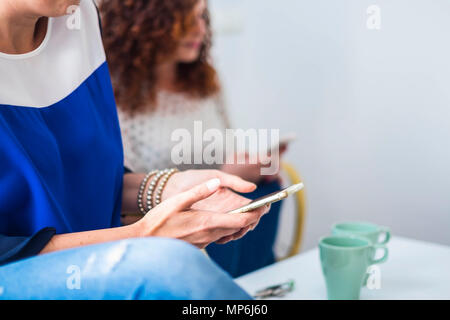 Paar od zwei Frauen Freunde nahe zusammen auf dem Sofa lächeln und Spaß. Freundschaft oder Beziehung zu Hause indoor mit schönen Lebensstil so bleiben Stockfoto