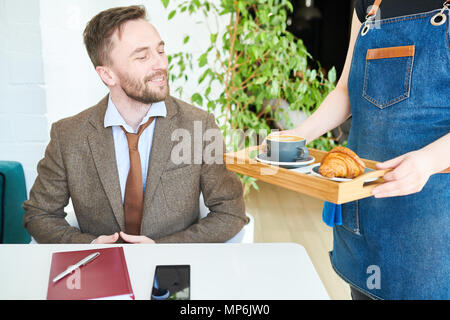 Geschäftsmann auf Mittagspause im Cafe Stockfoto