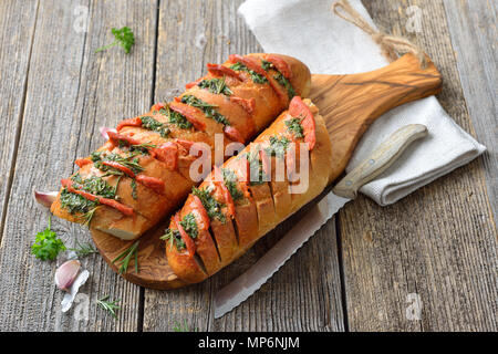 Spanisch Essen: gebratene Brot mit Kräuterbutter und heiße Chorizo Salami frisch aus dem Ofen Stockfoto