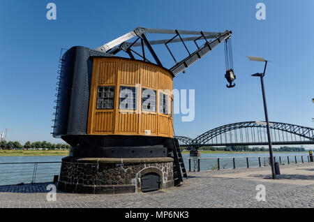 Historischer Kran am Rheinauhafen in Köln Stockfoto