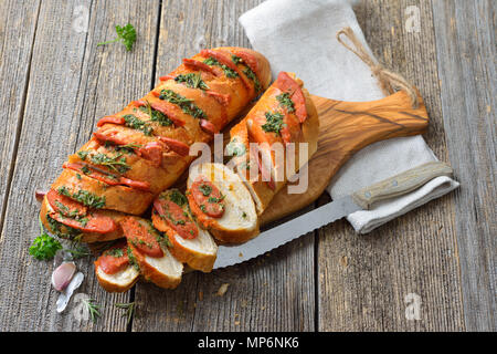 Spanisch Essen: gebratene Brot mit Kräuterbutter und heiße Chorizo Salami frisch aus dem Ofen Stockfoto