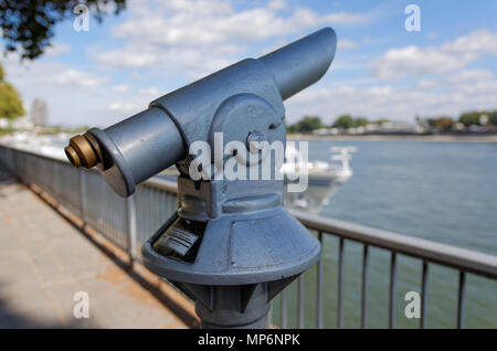 Münz-Teleskop am Flussufer Stockfoto