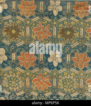 23,5 x 12,5 cm. Englisch: RH 3571, Textil- Fragment. 27 x 29.5 in (69 x 75 cm). 14./17. Jahrhundert. In die Gewinde der Phantasie, Spink Katalog 1999, PL16 veröffentlicht. Ein Panel aus Seide, Brokat, mit einem hexagonalen Gitter umschließenden Rosa, weißen und gelben Blumen, darunter Pfingstrosen und Lotus, mit einem vergoldeten Rahmen gegen ein Meer - Grün Masse gewebt gewebt. Ming Dynastie. $ 6.000. Ming Brokat wurden gesucht, nachdem auf der ganzen Welt, ihre angenehme Muster ihren Weg in die viceroyalties von Mexiko und Peru, Indien, Türkei, Westeuropa und Japan, wo sie Einfluss auf lokale weben Motive und techniq Stockfoto