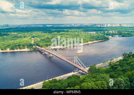 Die Skyline der Stadt Kiew mit schönen Himmel. Linken Ufer des Dnjepr. Fußgängerbrücke Stockfoto