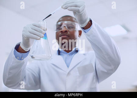 Bestimmt Biologe arbeiten mit Röhren im Labor Stockfoto