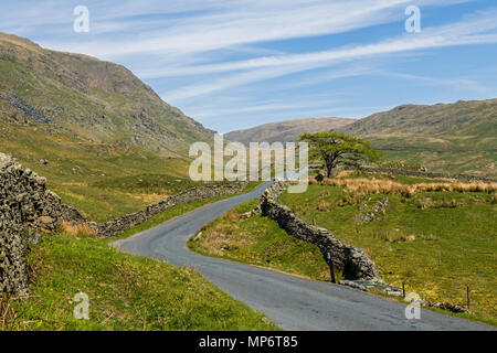 Die Ansicht der Roten Halden auf der linken Seite in der Nähe der Oberseite der Kampf, eine schmale und steile Straße von Ambleside im Lake District Stockfoto