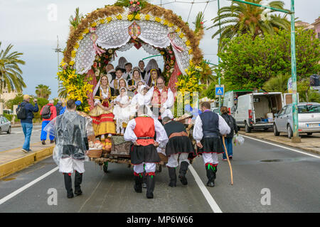 CAGLIARI, Italien - 1. Mai 2018: Das berühmte Festival von Sant'Efisio in Sardinien. Parade der "Traccas', bäuerlichen Karren dekoriert gezeichnet von Rinder. Stockfoto