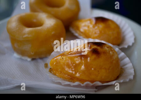 Typisch portugiesische Desserts mit Ei, Sahne und Puderzucker Zucker Stockfoto