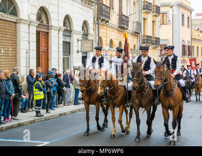 CAGLIARI, Italien - 1. Mai 2018: Das berühmte Festival von Sant'Efisio in Sardinien. Gruppe von Menschen, die alle das Tragen der Trachten ihres Dorfes. Stockfoto