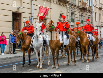 Das berühmte Festival von Sant'Efisio auf Sardinien. Gruppe von Menschen, die alle die traditionellen Trachten ihres Dorfes tragen - Cagliari, Sardegna, Italien Stockfoto