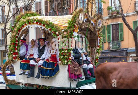 CAGLIARI, Italien - 1. Mai 2018: Das berühmte Festival von Sant'Efisio in Sardinien. Gruppe von Menschen, die alle das Tragen der Trachten ihres Dorfes. Stockfoto