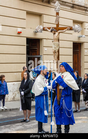 CAGLIARI, Italien - 1. Mai 2018: Das berühmte Festival von Sant'Efisio in Sardinien. Gruppe von Menschen, die alle das Tragen der Trachten ihres Dorfes. Stockfoto