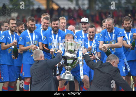 Die Viktoria Plzen gewann das Team der Tschechischen Fußball-Erste Liga in dieser Saison schlagen Teplice 2-1 in der 29. Runde heute vor der Liga endet, und es auch in der Champions League. Dies ist der fünfte Titel der Top Liga Meister für die Viktoria Pilsen Club in den letzten acht Jahren. Plzen gewann den oberen Liga in 2011, 2013, 2015 und 2016, während die ersten zwei Titel mit seinem aktuellen Trainer Pavel Vrba gewonnen. Fußball-Spieler der Viktoria Plzen einen Sieg in Pilsen feiern, Tschechische Republik, 19. Mai 2018. (CTK Photo/Goran Kubes) Stockfoto