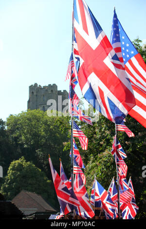 Windsor, Großbritannien. 20 Mai, 2018. Britische und amerikanische Flaggen außerhalb Schloss Windsor für Hochzeit von Meghan Markle und Prinz Harry. Credit: Lorna Roberts/Alamy leben Nachrichten Stockfoto