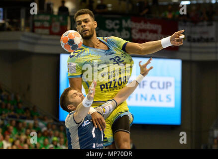 20. Mai 2018, Deutschland, Magdeburg, Handball, EHF-Pokal, Final Four, Finale, Saint-Raphael Var vs Fuechse Berlin in der getec Arena: Berlins Drago Vukovic Angriffe Saint-Raphael Var's Adrien Dipanda (R). Foto: Jan Kuppert/dpa Stockfoto