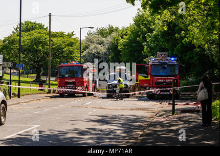 Bristol, UK. 21. Mai 2018. Feuerwehrmänner neigen zu einem Platzen der Wasserleitung auf der Station Road, Newburn Credit: James W. Fortune/Alamy leben Nachrichten Stockfoto