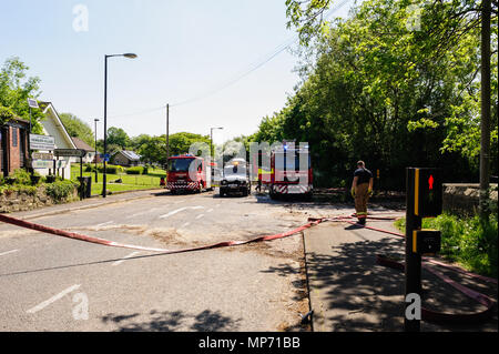 Bristol, UK. 21. Mai 2018. Feuerwehrmänner neigen zu einem Platzen der Wasserleitung auf der Station Road, Newburn Credit: James W. Fortune/Alamy leben Nachrichten Stockfoto