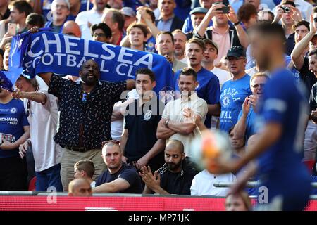 CHELSEA FANS & EDEN HAZARD FC Chelsea Chelsea V Manchester United FC, FA-CUP 2018 Wembley Stadion, LONDON, ENGLAND, 19. Mai 2018 GBB 7623 streng redaktionelle Verwendung. Wenn der Spieler/Spieler in diesem Bild dargestellt ist/Spielen für einen englischen Club oder das England National Team. Dann ist dieses Bild darf nur für redaktionelle Zwecke verwendet werden. Keine kommerzielle Nutzung. Folgende Verwendungen sind auch dann eingeschränkt, wenn in einem redaktionellen Kontext: Verwendung in Verbindung mit oder als Teil eines nicht autorisierten Audio-, Video-, Daten-, Spielpläne, Verein/liga Logos, Wetten, Spiele oder eine "Live"-Diensten. Al Stockfoto