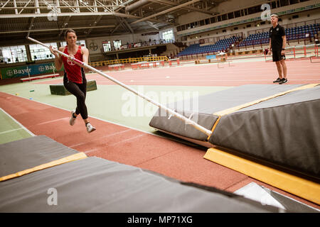 11. Mai 2018, Deutschland, Leverkusen: Pole-Jumper Katharina Bauer der TSV Bayer 04 Leverkusen. Ihr Trainer Leszek Klima folgt der Sprung. Foto: Marius Becker/dpa Stockfoto