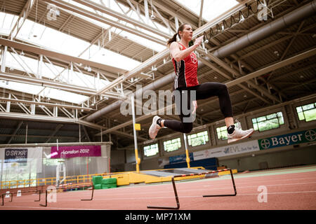 11. Mai 2018, Deutschland, Leverkusen: Pole-Jumper Katharina Bauer der TSV Bayer04 Leverkusen springt über Mini-Hürden. Foto: Marius Becker/dpa Stockfoto