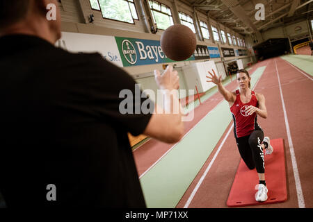 11. Mai 2018, Deutschland, Leverkusen: Pole-Jumper Katharina Bauer der TSV Bayer04 Leverkusen Züge mit einem medizinball. Foto: Marius Becker/dpa Stockfoto