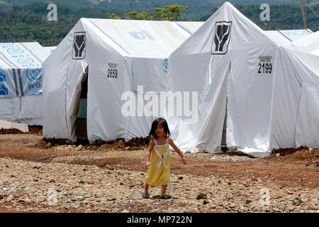 Marawi City, Philippinen. 21 Mai, 2018. Ein Mädchen geht vor Zelte auf eine Evakuierung Zentrum in Marawi City, Philippinen, 21. Mai 2018. Rehabilitation Bemühungen für die vom Krieg zerrissenen Marawi Stadt wird in vollem Gange ab Juni 2018 werden, so die Streitkräfte der Philippinen. Credit: rouelle Umali/Xinhua/Alamy leben Nachrichten Stockfoto