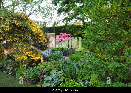 London, Großbritannien. 21. Mai 2018. Die Morgan Stanley Garten für die Nspcc (von Chris Beardshaw konzipiert), eine der schönen und eleganten Gärten zeigen, die auf der 2018 RHS Chelsea Flower Show, die heute in den 11-Hektar großen Gelände des Royal Hospital Chelsea, London, Vereinigtes Königreich. Morgan Stanley kehrt nach ihrem vierten Jahr mit Chris Beardshaw' der Morgan Stanley Garten für die NSPCC' erstellen. Wie bei früheren Kooperationen, die Gestaltung spiegelt Morgan Stanley's langjähriges Engagement für das Wohlergehen der Kinder, die mit dem Design dieser Jahre" mit dem Ziel, das Bewusstsein für die Arbeit des NS zu erhöhen Stockfoto