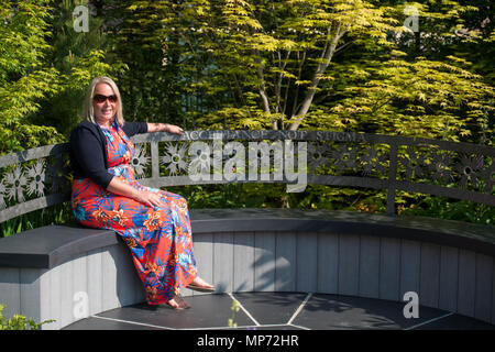 Royal Hospital Chelsea, London, Großbritannien. 21. Mai, 2018. Drücken Sie Tag für die Rhs Chelsea Flower Show 2018. Foto: Designer Naomi Ferrett-Cohen auf ihren Raum zu wachsen, Garten, der cherub HIV Garten: Ein Leben ohne Wände. Credit: Malcolm Park/Alamy Leben Nachrichten. Stockfoto