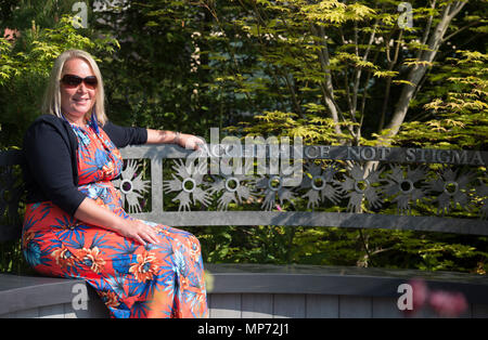 Royal Hospital Chelsea, London, Großbritannien. 21. Mai, 2018. Drücken Sie Tag für die Rhs Chelsea Flower Show 2018. Foto: Designer Naomi Ferrett-Cohen auf ihren Raum zu wachsen, Garten, der cherub HIV Garten: Ein Leben ohne Wände. Credit: Malcolm Park/Alamy Leben Nachrichten. Stockfoto