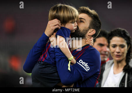 Barcelona, 20. Mai: Gerard Pique FC Barcelona Küsse seinen Sohn Sasha während der Feier von La Liga Titel Stockfoto
