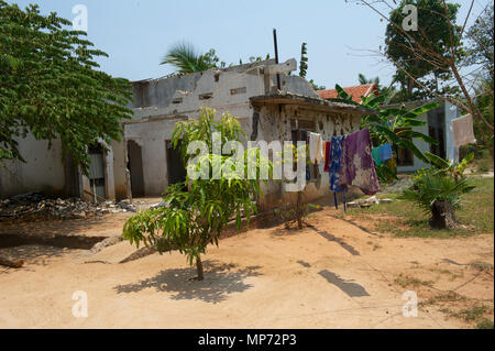 22 März 2018, Sri Lanka, Mullaitivu: ein Haus mit einschusslöchern von der srilankischen Bürgerkrieg (1983-2009). Sri Lanka wurde von einem Bürgerkrieg zwischen der ethnischen Mehrheit der Bevölkerung erschüttert, das singhalesische Volk und der tamilischen Minderheit. Tamilische Separatisten kämpfte für einen unabhängigen Staat im Norden der Insel. Am Ende, die Befreiungstiger wurden von der Sri Lankian Armee geschlagen. Foto: Ursula Düren/dpa Stockfoto