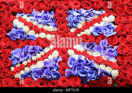 London, Großbritannien. 21. Mai 2018. Geschäfte im Sloane Square sind mit Blumenschmuck kann als Teil der Chelsea in der Blüte der Jahre mit diesem Thema "Sommer der Liebe", das eine florale Kunst zeigen in Verbindung mit der RHS Royal Horticultural Society von 21-26 während der Chelsea Flower Show Credit produziert verwandelt: Amer ghazzal/Alamy leben Nachrichten Stockfoto