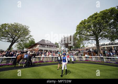 Jockeys geben Sie die Parade Ring Dante Dante Festival 2018 Festival 2018, Rennbahn von York York Racecourse, York, England, 18. Mai 2018 Credit: Allstar Bildarchiv/Alamy leben Nachrichten Stockfoto