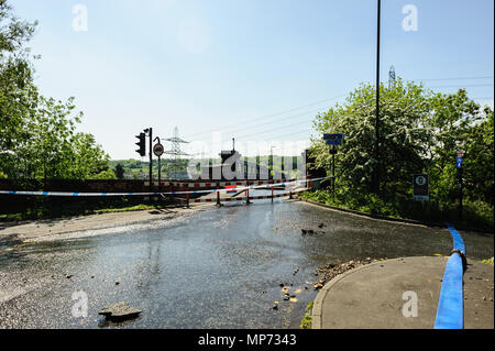 Bristol, England, 21. Mai 2018. Schmutz wird nach links über die Straße verteilt nach dem Platzen der Wasserleitung Überschwemmungen in der Region rund um newburn Brücke. Credit: James W. Fortune/Alamy leben Nachrichten Stockfoto
