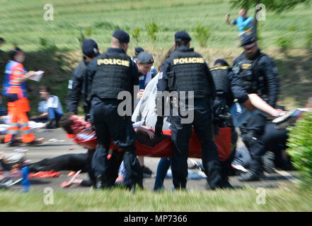 Rozvadov, Tschechische Republik. 21 Mai, 2018. Rozvadov 2018 internationale Prüfung Ausübung innerhalb von "gurd "Grenzüberschreitende Czech-Bavarian Projekt, mit tschechischen Notfall- und Rettungsdienste und Bayerischen Roten Kreuz Rettungsdienst auf Autobahn Rastplatz an Rozvadov-Waidhaus Grenzübergang, am Montag, 21. Mai 2018. Credit: Miroslav Chaloupka/CTK Photo/Alamy leben Nachrichten Stockfoto