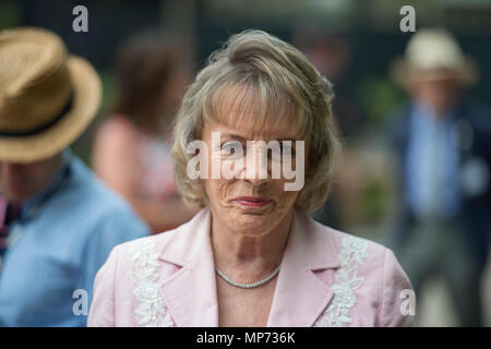 Royal Hospital Chelsea, London, Großbritannien. 21. Mai, 2018. Drücken Sie Tag für die Rhs Chelsea Flower Show 2018. Foto: TV-Persönlichkeit und Gründer und Präsident der Childline, Dame Esther Rantzen auf dem Morgan Stanley Garten für die NSPCC. Credit: Malcolm Park/Alamy Leben Nachrichten. Stockfoto