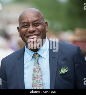 Royal Hospital Chelsea, London, Großbritannien. 21. Mai, 2018. Drücken Sie Tag für die Rhs Chelsea Flower Show 2018. Foto: TV-Koch und Moderator Ainsley Harriott am Erscheinen. Credit: Malcolm Park/Alamy Leben Nachrichten. Stockfoto