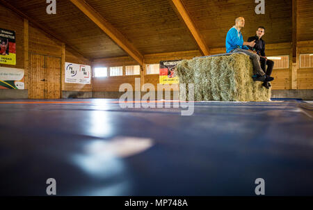 21. Mai 2018, Deutschland, Leinfelden-Echterdingen: Wrestling World Champion Frank Stäbler (L) und sein Ratgeber Jens Zimmermann im Gespräch mit Journalisten. Aufgrund eines internen Streit in seinem lokalen Fitnessstudio, TSV Musberg, den 28-jährigen Ringkämpfer gezwungen worden, hat sich für die Wm vorzubereiten, in Budapest Ende Oktober stattfinden, in einem ehemaligen Kuhstall auf dem Bauernhof seiner Eltern. Foto: Christoph Schmidt/dpa Stockfoto