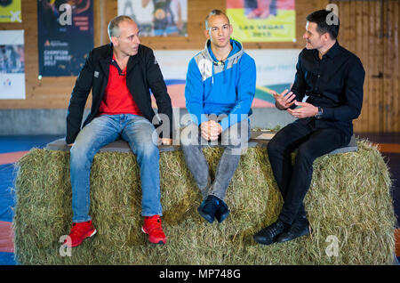 21. Mai 2018, Deutschland, Leinfelden-Echterdingen: Coach Andreas Stäbler (von links nach rechts), ringen Weltmeister Frank Stäbler und seine Berater Jens Zimmermann im Gespräch mit Journalisten. Aufgrund eines internen Streit in seinem lokalen Fitnessstudio, TSV Musberg, den 28-jährigen Ringkämpfer gezwungen worden, hat sich für die Wm vorzubereiten, in Budapest Ende Oktober stattfinden, in einem ehemaligen Kuhstall auf dem Bauernhof seiner Eltern. Foto: Christoph Schmidt/dpa Stockfoto