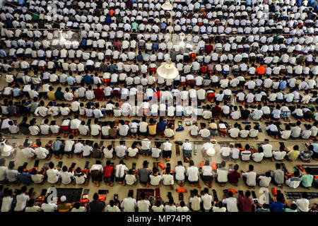 Medan, Nordsumatra, Indonesien. 21 Mai, 2018. Die Teilnehmer führen die Gebete und rezitieren al-Qur'an während des Fastenmonats Ramadan im Pondok Pesantren Ar-Raudlatul Hasanah in Medan. Muslime auf der ganzen Welt sind die Durchführung von Ramadan, der heiligste Monat im Islamischen Kalender, wo Sie von Eve's Leidenschaften von Dämmerung zu Dämmerung verzichtet. Credit: Lana Priatna/SOPA Images/ZUMA Draht/Alamy leben Nachrichten Stockfoto