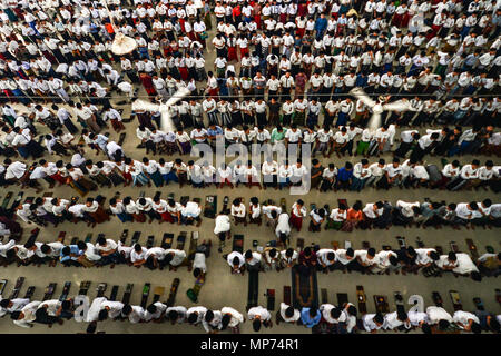 Medan, Nordsumatra, Indonesien. 21 Mai, 2018. Die Teilnehmer führen die Gebete und rezitieren al-Qur'an während des Fastenmonats Ramadan im Pondok Pesantren Ar-Raudlatul Hasanah in Medan. Muslime auf der ganzen Welt sind die Durchführung von Ramadan, der heiligste Monat im Islamischen Kalender, wo Sie von Eve's Leidenschaften von Dämmerung zu Dämmerung verzichtet. Credit: Lana Priatna/SOPA Images/ZUMA Draht/Alamy leben Nachrichten Stockfoto