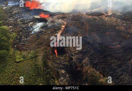 Hawaii, USA. 20. Mai 2018. Channelized Lavaströme, Spalte 20 in einen massiven Boden riss vom Ausbruch des Kilauea Vulkans Mai 20, 2018 in Pahoa, Hawaii. Credit: Planetpix/Alamy leben Nachrichten Stockfoto