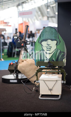 15. Mai 2018, Deutschland, Stuttgart: Ziele für die militärische Praxis mit einem Stand während der ITEC-Messe für Militär und Waffen Technik. Foto: Sebastian Gollnow/dpa Stockfoto