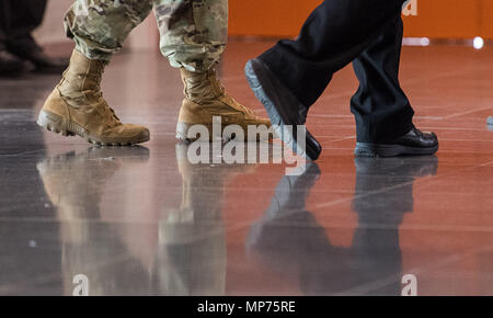 15. Mai 2018, Deutschland, Stuttgart: die Besucher am Eingang des ITEC-Messe für Militär und Waffen Technik. Foto: Sebastian Gollnow/dpa Stockfoto