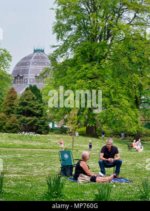 Buxton viktorianischen Pavilion Gardens, UK. 21. Mai 2018. Wetter Großbritannien: Menschen genießen die warmen Sommer Sonnenschein im Buxton viktorianischen Pavilion Gardens, Derbyshire Credit: Doug Blane/Alamy leben Nachrichten Stockfoto