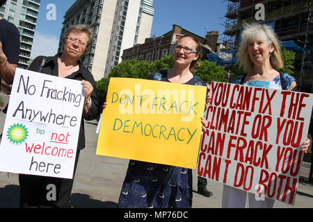 Manchester, Lancashire, UK. 21 Mai, 2018. Drei Demonstranten halten Plakate hoch, die liest ''BP hier nicht willkommen'' bei einer Demonstration vor der BP Firma AGM zu markieren, die Umwelt- und Menschenrechtsverletzungen BP schuldig ist in Lateinamerika. Demonstranten in Manchester im Norden von England nachfrage Umweltschutz von großen Ölkonzerne gesammelt. Credit: Andrew Mccoy/SOPA Images/ZUMA Draht/Alamy leben Nachrichten Stockfoto